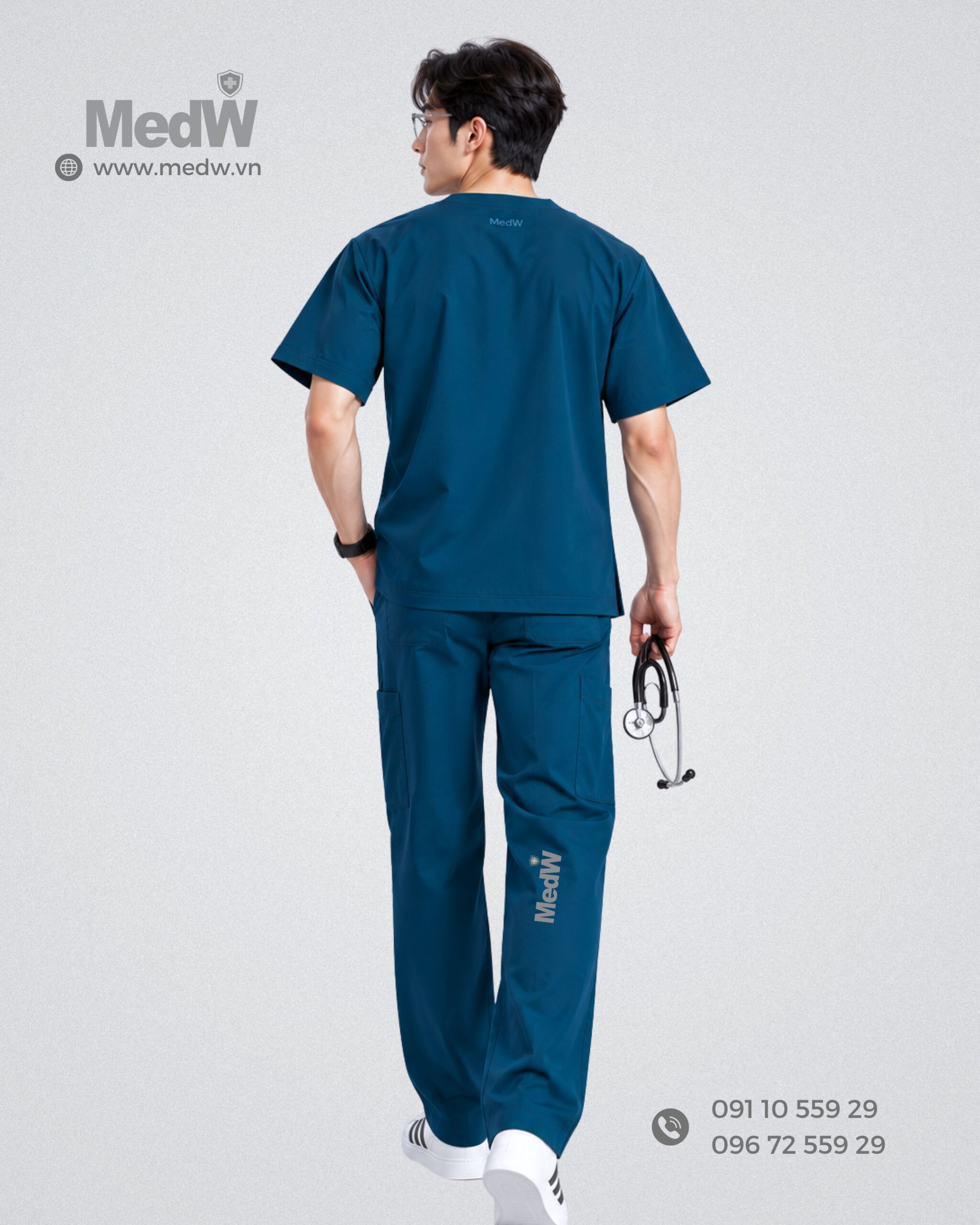 MedW Zeus Caribbean Scrubs Bác Sĩ Nam Xanh Biển Sâu Ca-ri-bê 29 dong phuc phong kham mau xanh duong dong phuc benh vien mau xanh scrubs co V nam scaled